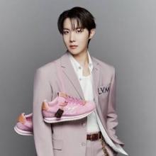 BTS 제이홉, 4월 월드투어에 착용할 스니커즈 대체 어떤 신발? 톤온톤 핑크빛 슈트룩