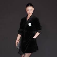 [패션엔 포토] 배윤영, 역시 톱모델의 존재감! 눈빛으로 압도한 벨벳 벨티드 드레스룩