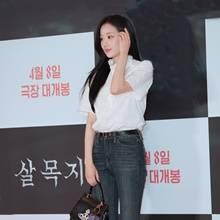 [패션엔 포토] 이나은, 청바지 여신! 플릴 블라우스와 굿조합 꾸안꾸 청순 여친룩