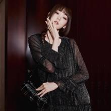 이성경, 베이징 홀린 보헤미안 요정! 락시크 무드의 글리터 러플 원피스룩