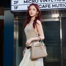 토리버치, (여자)아이들 우기와 함께 레트로 감성 물씬! 2026년 스프링 캠페인 공개