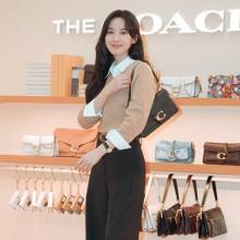 [패션엔 포토] 이청아, 여의도가 러블리! 봄 내음 솔솔 청순미 셔츠&니트 시크한 레이어드룩