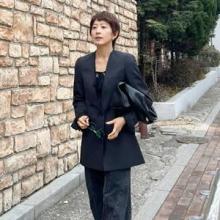 김희애, 까페 나들이 스타일 맞아? 숏컷과 찰떡 절대 시크미 블랙 셋업 슈트 핏!