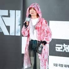 [패션엔 포토] 박경림, 트렌치도 꽃바람! 화사한 플로럴 프린트 아노락 트렌치룩 