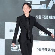 [패션엔 포토] 김신록, 바닥 휩쓴 롱 핏 팬츠! 뭘 입어도 무대 장악 신스틸러 올 블랙 슈트룩