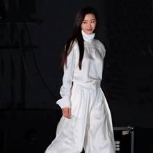 [패션엔 포토] 전지현, 세월가도 여배우 포스 그대로! 우아한 순간 드레시한 화이트룩