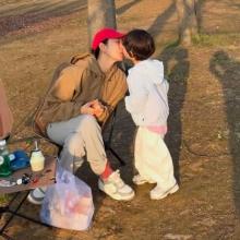 전혜빈, 훌쩍 큰 4살 아들과 “너무 빨리 지나갈 것 같아 아쉬워” 행복한 벚꽃 피크닉룩