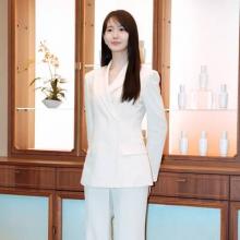 [패션엔 포토] 윤아, 북촌 들썩인 꽃사슴! 우아 청초 다 가진 단아한 화이트 슈트룩