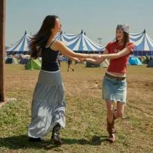 후아유, 올 여름은 보헤미안 페스티벌룩! 2026 여름 컬렉션 ‘엔들리스 페스트’ 공개