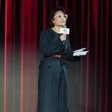 [패션엔 포토] 박경림, 안경 예쁘네! 카리스마 넘치는 파워우먼 스트라이프 벨티드 슈트핏