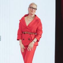 [패션엔 포토] 메릴 스트립, 굿 모닝 코리아! 놀라워 76세 커리어우먼 파워풀한 핫레드 슈트룩