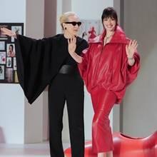 [패션엔 포토] 메릴 스트립-앤 해서웨이, 케이프 점프슈트 vs 레드 투피스 화끈한 레드카펫