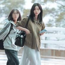 [패션엔 포토] 에스파 카리나, 봄날의 잇걸! 스웨이드 재킷과 시스루가 만난 섹시한 아웃핏