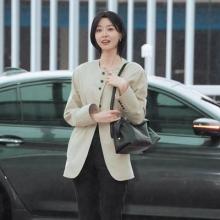 [패션엔 포토] 권나라, 비 속 뚫은 숏컷 여신! 7부 팬츠에 재킷이면 OK 출국 레인룩