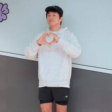 [패션엔 포토] 기안84, 이렇게 로맨틱했나? 트랙팬츠 입고 하트 탄탄한 상남자의 트레이닝룩