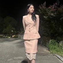 아이유, ‘21세기 대군부인’ 성희주 스타일 엿보기! 화려한 품격 금수저 슈트룩