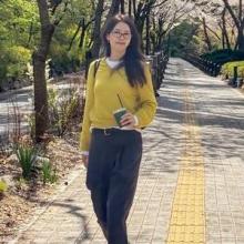 채정안, 48세에도 여전한 동심! 엄마와 아빠랑 벚꽃놀이 샛노란 니트 나들이룩