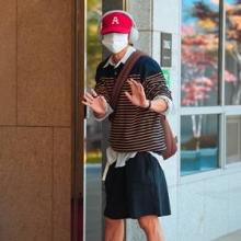 [패션엔 포토] BTS 뷔, 종아리 근육부터 튀는 힙한 전사! 스트라이프 레이어드 출국룩