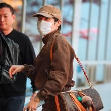 [패션엔 포토] BTS 제이홉, 공항 들썩인 댄디 멋쟁이! 머리부터 발끝까지 톤온톤 댄디룩