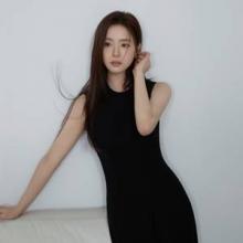 신세경, 여성미의 끝! 봄의 절제미와 우아미 핏된 원피스와 볼륨 블라우스 페미닌룩