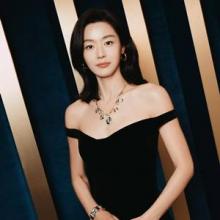 전지현, 눈이 가는 하이엔드 주얼리 셋업! 고혹적인 블랙 오프숄더 롱 드레스룩