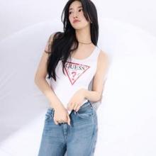 수지, 여름 데님을 입는 법! 화이트 티셔츠와 슬리브리스 미니멀 실루엣 섬머 데님룩