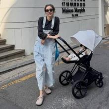 손담비, 쑥쑥 크고 있는 1살 딸과 동네 산책! 루즈 핏 멜빵도 완벽 꾸안꾸 데일리룩