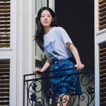 고윤정, 노르망디 해변의 여름! 그래픽 티셔츠로 끝낸 상큼한 프렌치 섬머 여친룩