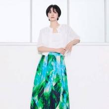 송혜교, 가볍고 절제된 여름의 미학! 우아한 하이엔드 미니멀 실루엣 드뮤어 페미닌룩