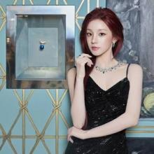 아이들 우기, 여인의 향기 물씬 걸그룹 요정! 은은한 광택 머메이드 핏 블랙 슬립 드레스룩