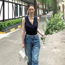 강민경, 올 여름 유행 예감! 상하이에서 뽐낸 패션 CEO의 민소매 랩 베스트 트래블룩 