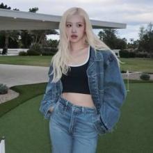 블랙핑크 로제, 내가 청청패션 끝판왕! 복근 드러낸 크롭톱 청청 데님 핏 핫한 데일리룩