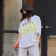 황신혜, 티셔츠야 작품이야? 시선 올킬 가슴 위 옐로 플라워 루즈핏 티셔츠 섬머룩