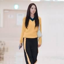 [패션엔 포토] 에스파 지젤, 센스있는 깔맞춤! 옐로 포인트 감각적인 V넥 니트룩 