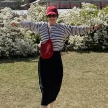 정려원, 봄 햇살 제대로 나들이 스타일! 스트라이프 티셔츠에 슬림 미디 스커트 데일리룩