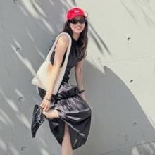 정려원, 입체적 실루엣의 셔링 스커트 찰떡! 블랙&레드 꾸안꾸 퀸 외출 데일리룩