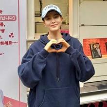 김혜수, 간식차에 폭풍 감사! 더 슬림해 보이는 루즈 핏 후디와 플리츠 미니 워크웨어룩
