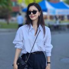 오나라, 50대 멋녀 셔츠 스타일링! 화이트 셔츠와 블랙 아이웨어 시크한 외출룩