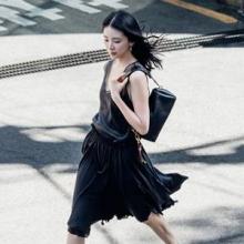 모델 아이린, 도심 속 여름! 시크한 블랙 원톤 하늘하늘 섬머 실루엣 스트릿룩 