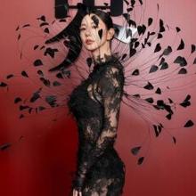 클라라, 작품이야 드레스야? 대륙 홀린 9등신 몸매 아트 피스 블랙 시스루 드레스룩 