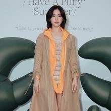 [패션엔 포토] 있지 류진, 탈부착 옐로 후드 포인트! 툭 걸친 아노락 트렌치 섬머룩