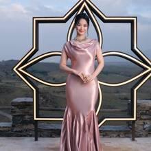 신민아, 모로코 미라케시가 들썩! 이국적인 분위기에 취한 핑크 새틴 드레스룩