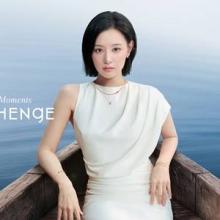 김지원, 민소매 화이트와 시스루 블루로 여름 주얼리 끝냈다! 쿨한 섬머 드레스룩