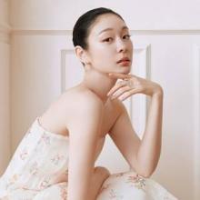 김연아, 여름 피부도 퀸! 장미 꽃잎처럼 촉촉한 탄력 우아한 튜브톱 꽃무늬 드레스룩