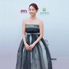 [패션엔 포토] 오정연 아나, 화보같은 순간! 부여 정림사지 물들인 오프숄더 한복 자태