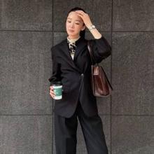 모델 아이린, 젠더리스의 정석! 커피 한잔에 스카프 타이 블랙 매니시 슈트 출근룩