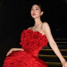 클라라, 한 송이 꽃 같은 강렬한 드레스 핏! 개미허리 뽐낸 오프숄더 레드카펫룩
