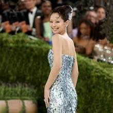 블랙핑크 제니, 4연 연속 멧 갈라 출격! 540시간 공들인 시퀸 메탈릭 드레스룩