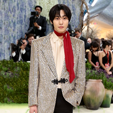 '케데헌 스타' 안효섭, 멧 갈라 러브콜 글로벌 존재감...빨간 머플러 두른 메탈릭 슈트핏
