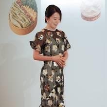 [패션엔 포토] 김희애, 원피스에 꽃이 피었네! 은근히 섹시한 스팽글 플라워 원피스룩 